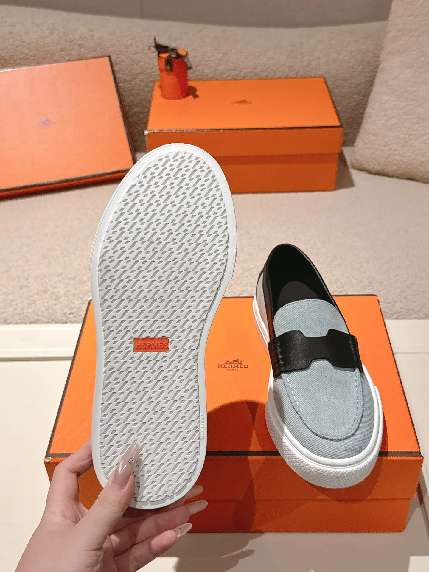Men's men's shoes P620! Hermes# Thick Sole Couple Loafers These lace-up free sneakers in calfskin and washed denim feature signature "H" details. The design is simple and smooth, creating a fashionable urban look. It is comfortable and versatile. H family classics are not outdated, and the delivery counter is beautifully packaged🛍📦 Fabric: Original customized washed denim/first-layer cowhide Lining: Imported soft sheepskin Sole: Original open-molded anti-slip TPU material Size: 35-45